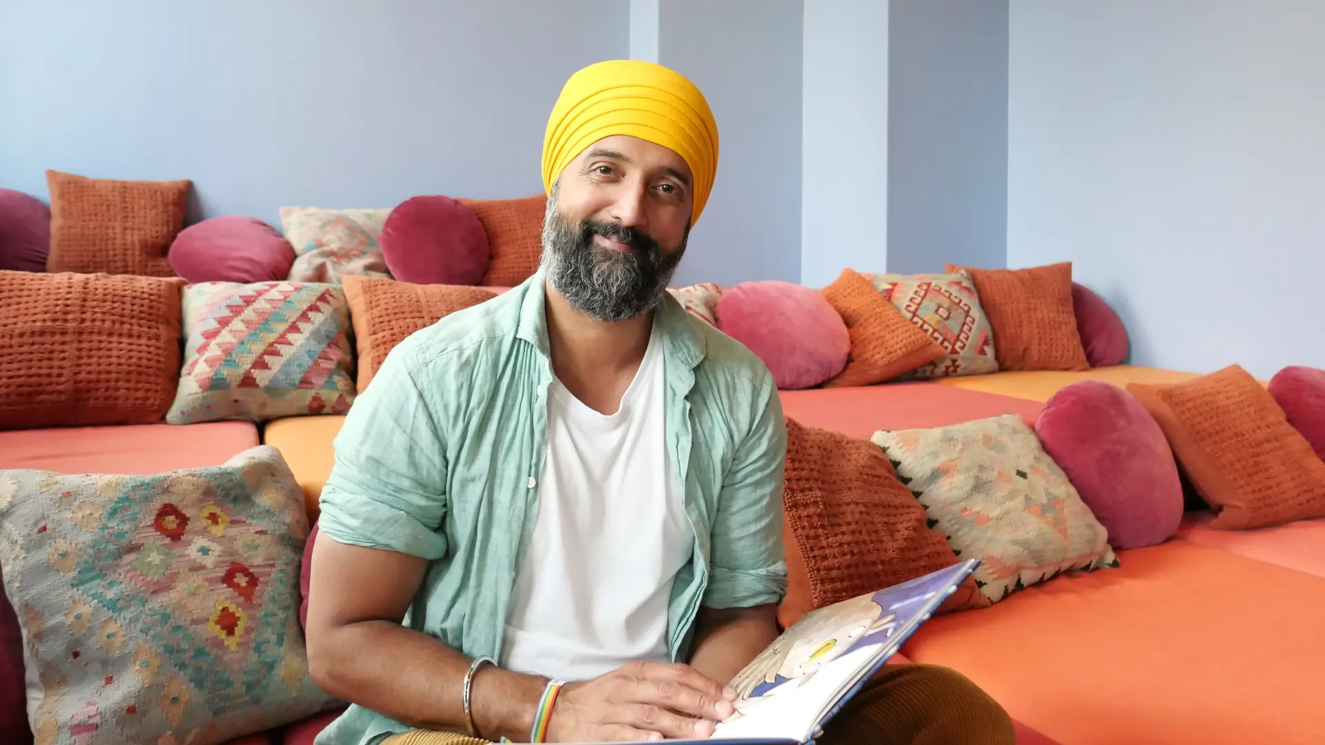 Jasdeep leser for barn på Barnerommet Sjeherasad
